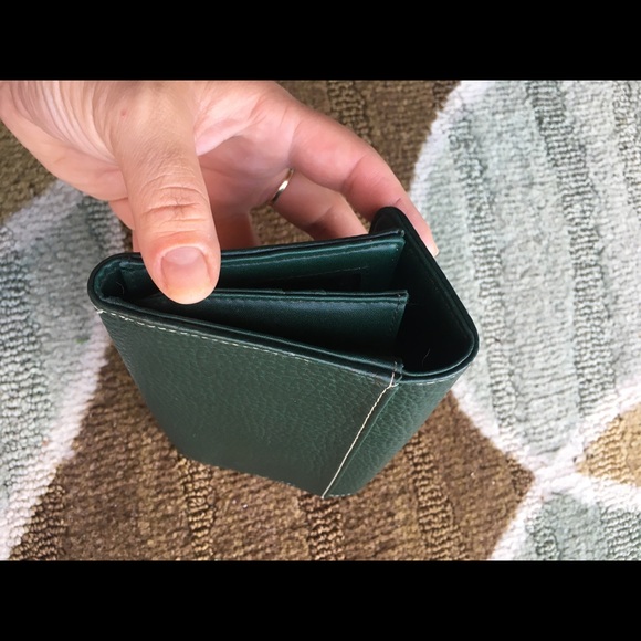 *Vintage* GUESS emerald green leather wallet - Picture 5 of 5